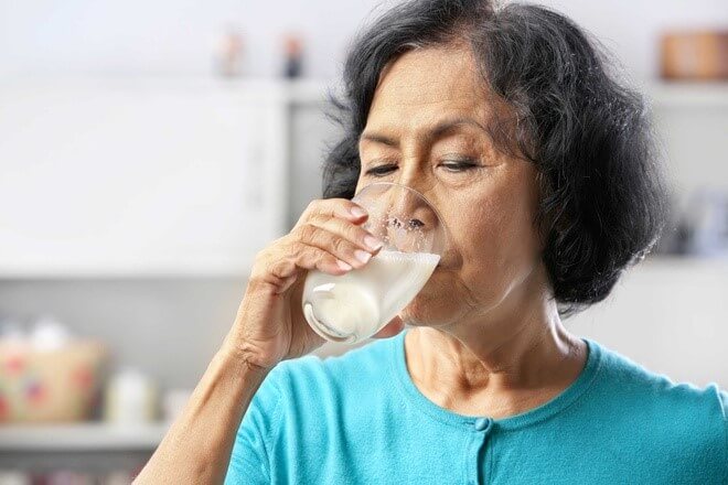 Sữa tươi không đường ảnh hưởng thế nào đến người bị tiểu đường